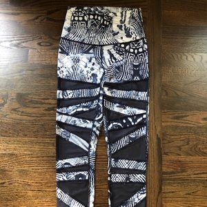 Rare Limited Edition Wanderlust 28” Tight. Size 6.